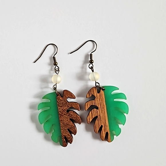 Jewelry - Handmade Tropical Leaf Earring